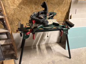 Photo de galerie - Scie à onglet sur table électrique 