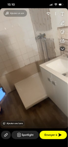 Photo de galerie - C’est une bac à douche, posée avec les robinetterie de la douche et un meuble avec lavabo