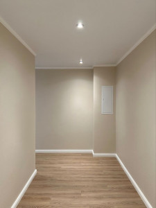 Photo de galerie - : L'utilisation intensive du bois, de la pierre et du lin pour créer une atmosphère chaleureuse.