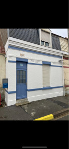 Photo de galerie - Façade après rénovation, fixateur peinture et 2 couches de peinture anti fissure.