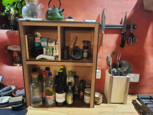 Photo de galerie - Meuble de rangement cuisine et pot a ustensiles .

merisier , chêne et noyer.