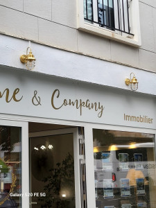 Photo de galerie - Installation d'éclairage extérieur pour une agence immobilière 