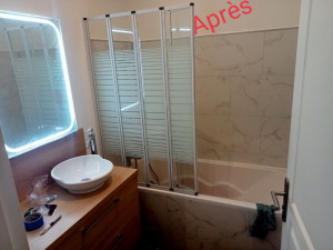 Photo de galerie - Revêtements avec dalles en PVC changement de mitigeur et colonne, pose de la paroi de douche,la vasque et meuble plus plomberie et miroir 