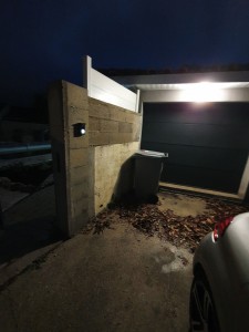 Photo de galerie - Pose d'un Interphone et projecteur à détection au dessus de la porte du garage
