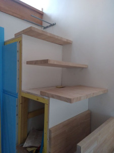 Photo de galerie - Escalier suspendu sur mesure avec meuble en dessous.