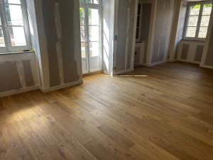 Photo de galerie - Pose d'un parquet massif contrecollé qui apporte chaleur, élégance et caractère , avec une finition soignée et un travail réalisé avec attention jusque dans les détails. 