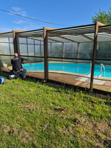 Photo de galerie - Lavage de vitres d'un dôme de piscine