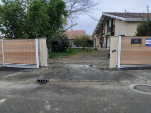 Photo de galerie - Résultat final de la réalisation d un  seuil de portail  avec réhausse  d éléments de  pilier suivi d une application d un enduit 