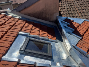 Photo de galerie - Installation d’un Velux 55/78 avec Abergement en zinc naturel avec caniveau et éléments de zinguerie pour l’étanchéité 