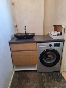 Photo de galerie - Pose d'un  meuble  avec plan de travail  et d'une  vasque  et son robinet 