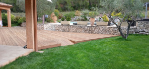 Photo de galerie - Pose de terrasse exotique avec luminaire intégré, pose de gazon en plaque.