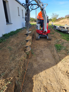 Photo de galerie - Trou à la vrille de 40 de large pars 60 de profondeur pour poteau cloture 