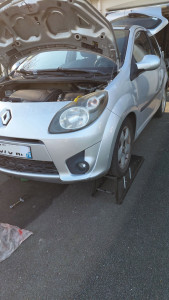 Photo de galerie - Rénove des phares jaunies par le temps et vitrification.