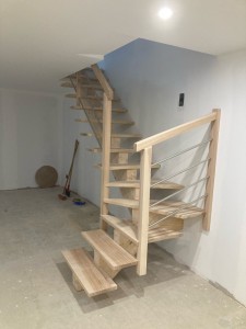 Photo de galerie - Pose escalier bois massif 