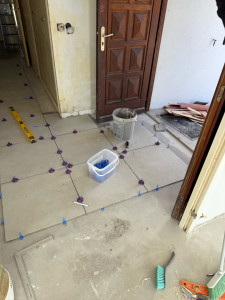 Photo de galerie - Pose carrelage en cours