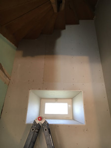 Photo de galerie - Plaquage cage d’escalier avec encadrement de fenêtre 