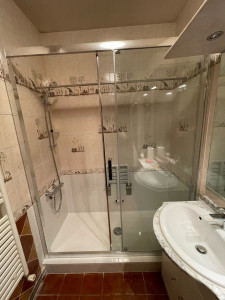 Photo de galerie - Pose douche avec contour carrelage blanc à la place d une baignoire 