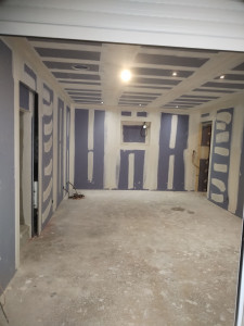 Photo de galerie - Doublage et plafond phonique avec porte galandage et bande joint 