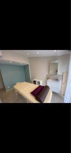 Photo de galerie - Transformation d’un garage en salle de soins. Placo, sol, mur et plafond avec isolation, traitement des joints et ponçage. Peinture, Pause, de parquet, au sol et électricité.