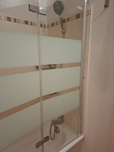 Photo de galerie - Pose d'un pare baignoire double volet