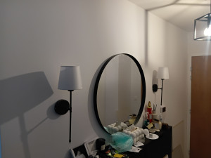 Photo de galerie - Installation de miroirs avec des appliques murales de chaque côté