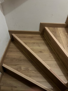 Photo de galerie - Habillage escalier avec parquet stratifié 