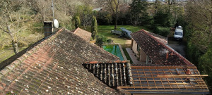 Photo de galerie - Dépose et remplacement des tuiles plus écran de sous toiture 