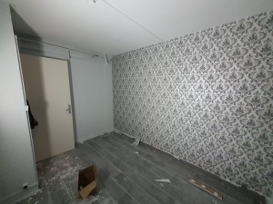 Photo de galerie - Peinture mur et plafond plus pose papier peint at revêtement de sols en stratifié 