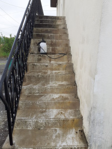 Photo de galerie - Nettoyage des marches d'escalier et mise en peinture en deux couches