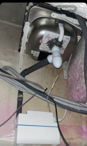 Photo de galerie - Installation d’un lavabo et tuyau d’évacuation.
