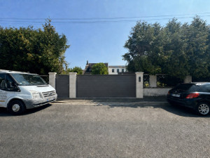Photo de galerie - Pose d’un portail coulissant avec portillon, réglages, motorisation et finitions professionnelles