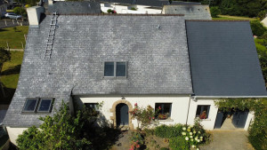 Photo de galerie - Toiture avant intervention d’un hydrofuge, coloré