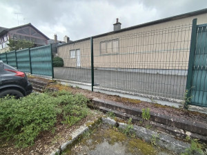 Photo de galerie - Réparation d'une clôture endommagée.