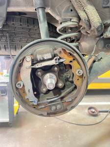 Photo de galerie - Contrôle d’absence de fuite de liquide frein sur un tambour et contrôle d’épaisseur de garniture de frein 