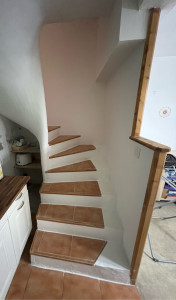 Photo de galerie - Rénovation d’un escalier, réfection du plafond qui n’était plus stable (fibre et enduit), Placo sur les murs ( bandes et ponçage ) et pose de 3 spots orientables et peinture 