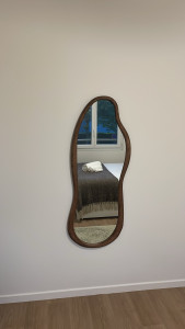 Photo de galerie - Montage de miroir sur un mur de beton 