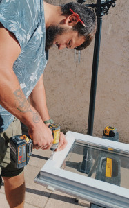 Photo de galerie - Lors de cette intervention, Nicolas,  installe des grilles d’aération sur 9 fenêtres chez un client. Avec précision et méthode, il veille à une découpe nette et à une pose parfaitement alignée, garantissant à la fois ventilation optimale et esthétisme.