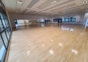 Photo de galerie - Ponçage et vitrification 250m² salle de danse