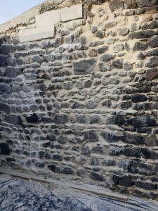 Photo de galerie - Réfection mur en pierres sèches 