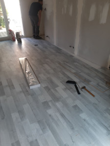 Photo de galerie - Pose de parquet dans un salon 