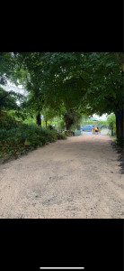 Photo de galerie - Remise à niveau de terrain et lit de sable avant pose de nid d’abeille et graviers.