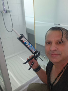 Photo de galerie - Enlever et refaire les joints en silicone de salle de bain