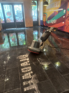 Photo de galerie - Nettoyage avec monobrosse d'un restaurant à Chambéry 