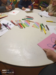 Photo de galerie - Atelier dessin avec 6 enfants de 3 ans a la crèche 