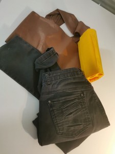 Photo de galerie - Raccourcir pantalon, créer un haut  habillé creation d'un sac pour les courses

