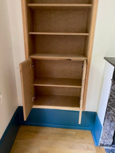 Photo de galerie - Bibliothéque encastrée en médium brut