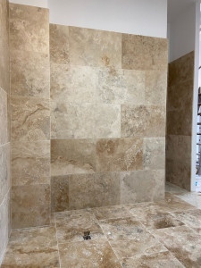 Photo de galerie - Salle de bain en travertin 