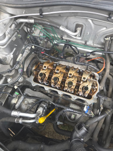 Photo de galerie - Remplacement de bobine d’allumage, valve PCV, couvre culasse/ cache culbuteurs sur moteur D4F 732 Dacia 