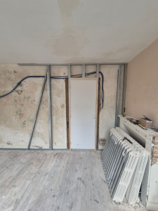 Photo de galerie - Mise en place huisserie neuve et installation raillage pour placoplatre à venir 