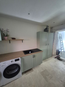 Photo de galerie - Rénovations complète d'un cellier placo, bande, peinture, électricité,plomberie, travertin,création de meuble en bois, pose d'un plan de travail.
